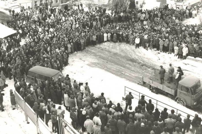 Ilustračný obrázok k článku Žiarsky november 89: Skandovanie pod oknami súdruhov, v závode sa rečnilo z Avie