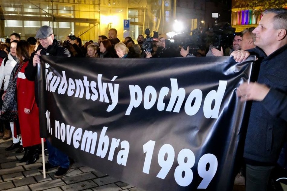 Ilustračný obrázok k článku Vrátili sa o 30 rokov späť: Niekdajší študenti UK si zopakovali pochod, FOTO