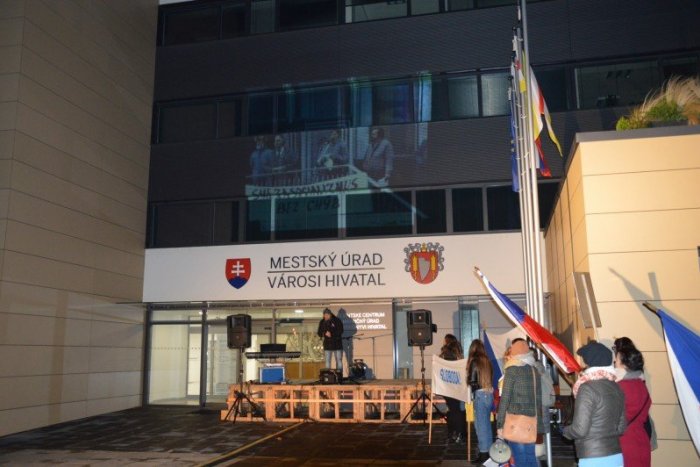 Ilustračný obrázok k článku Šaľania si pripomenuli Nežnú revolúciu: Retro Happening aj sviečky,  FOTO