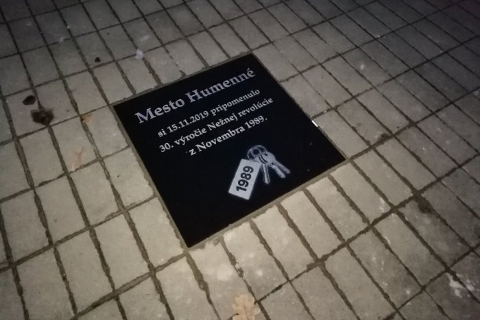 Ilustračný obrázok k článku 30. výročie Nežnej revolúcie v Humennom pripomína pamätná tabuľa na námestí
