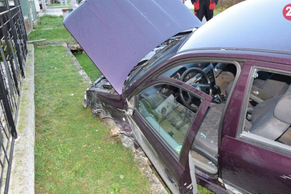 Ilustračný obrázok k článku Blízko Prievidze: Vodič narazil do plota, značky, zábradlia a skončil v kanáli, FOTO