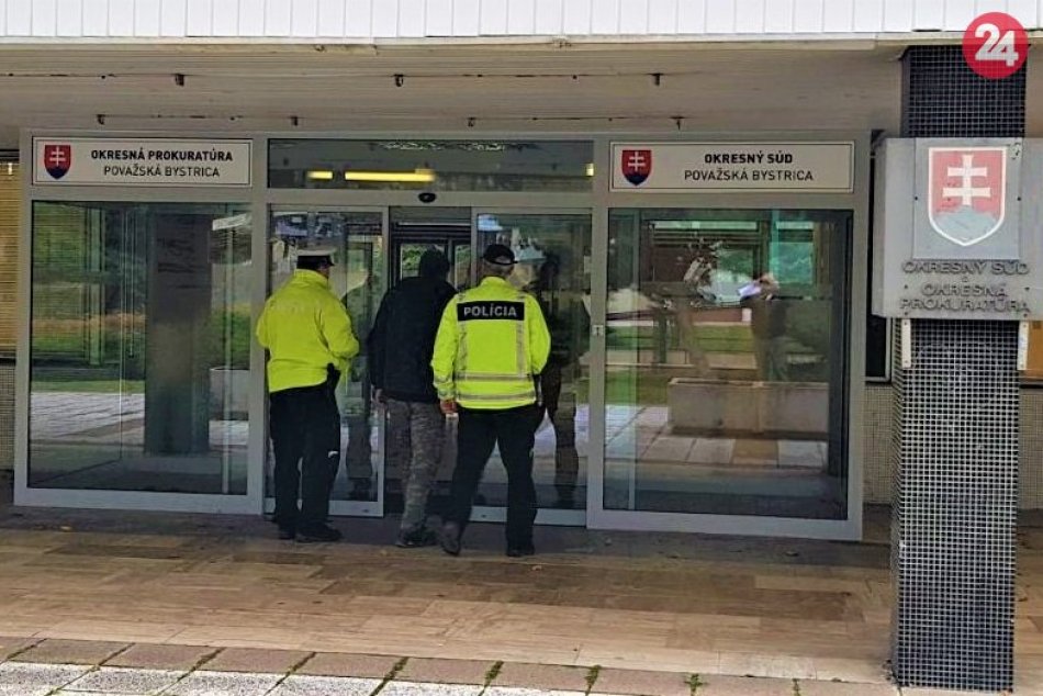 Ilustračný obrázok k článku Kostolecká tiesňava bola pre Joža (58) malá: Súd v Považskej má čo riešiť, FOTO