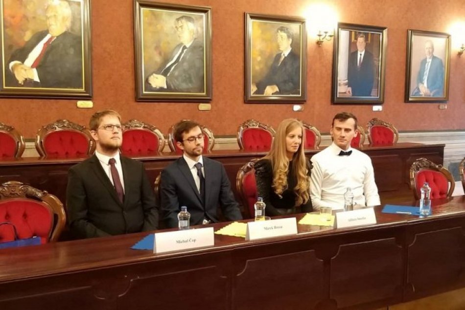 Ilustračný obrázok k článku Pri príležitosti 30. výročia Novembra ocenil primátor štyroch aktívnych mladých ľudí, FOTO