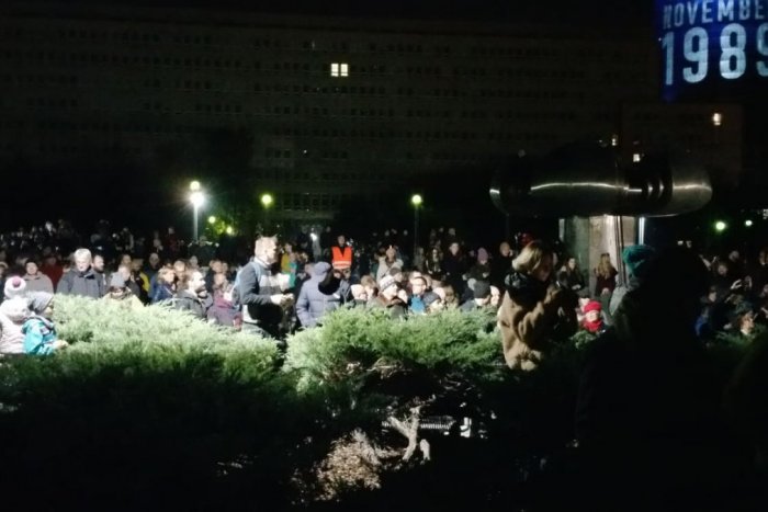 Ilustračný obrázok k článku V Bratislave sa stretli tisícky ľudí: Pripomenuli si 30. výročie Nežnej revolúcie, FOTO