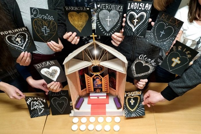 Ilustračný obrázok k článku Žiaci ZUŠ v Humennom venovali vyučovaciu hodinu obetiam tragickej havárie pri Nitre