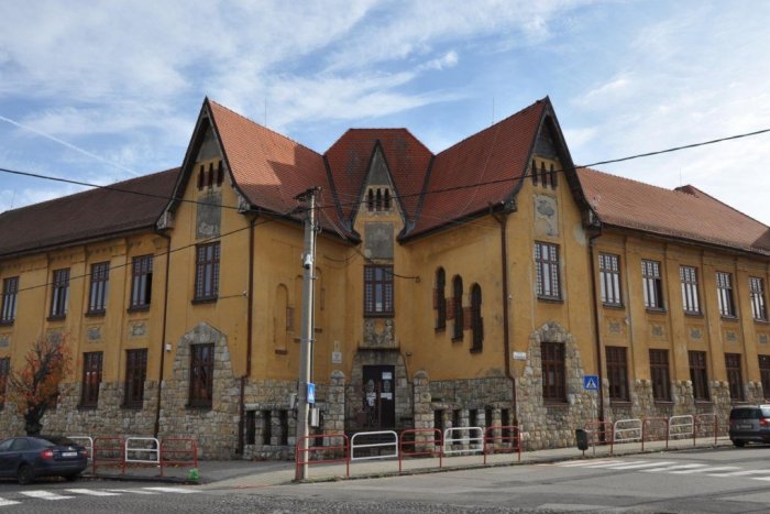 Ilustračný obrázok k článku Cez zimu ich neprefúka: ZŠ sv. Jozefa sa konečne dočkala nových okien