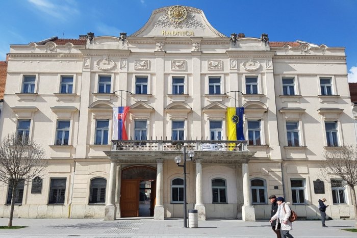 Ilustračný obrázok k článku Trnava sa zapojí do CELOSVETOVEJ akcie: Mestskú radnicu rozsvieti na červeno