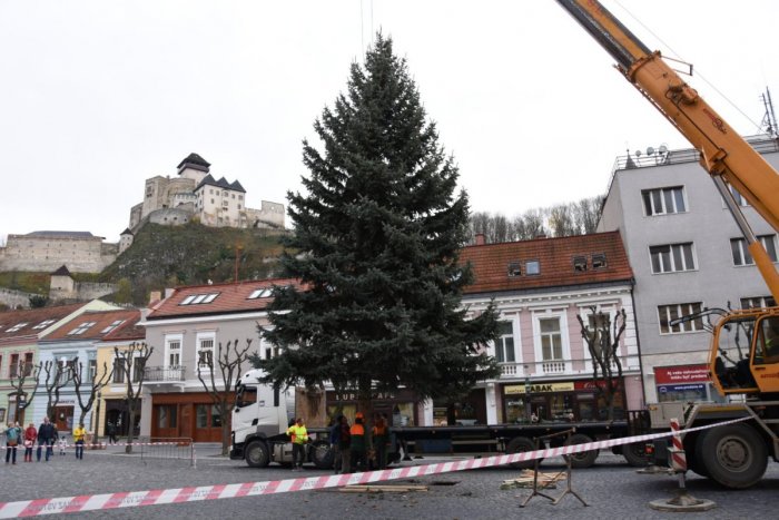 Ilustračný obrázok k článku Vianočná atmosféra sa stupňuje: V Trenčíne na námestí postavili stromček