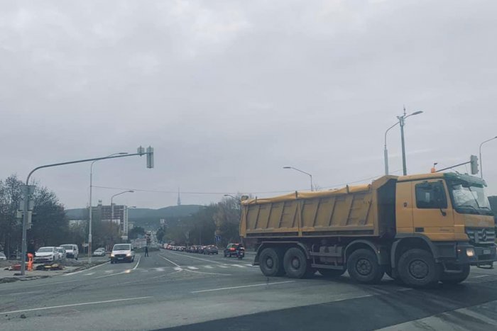 Ilustračný obrázok k článku Dobrá správa pre vodičov! Z Harmincovej ulice sa dá opäť odbočiť do Karlovej Vsi