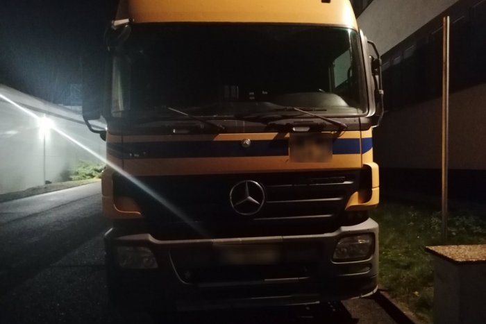 Ilustračný obrázok k článku Zvláštny manéver kamionistu (57) v Mikuláši si všimli policajti: Teraz má vážny problém