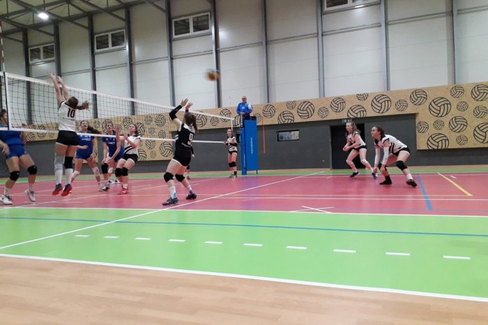 Ilustračný obrázok k článku Volejbalový víkend: Juniorky na súperky nestačili, staršie žiačky zdolali lídra súťaže