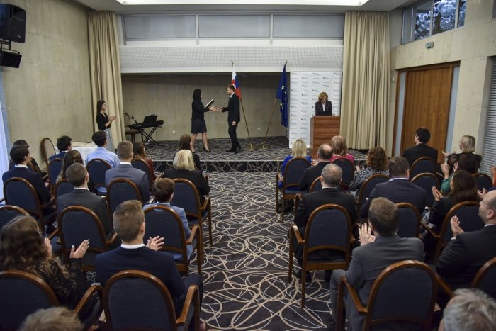 Ilustračný obrázok k článku Ministerka Lubyová oceňovala: Pocta sa ušla Jonášovi aj Marekovi z prešovských škôl