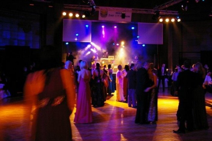 Ilustračný obrázok k článku Bál Žiarčanov je o pár eur drahší: Jeho tvárou bude jeden z oteckov