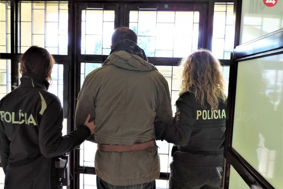 Ilustračný obrázok k článku Hneď ráno cez 3,5 promile? Peter (39) z okresu Prievidza sa policajtom neskryl, FOTO