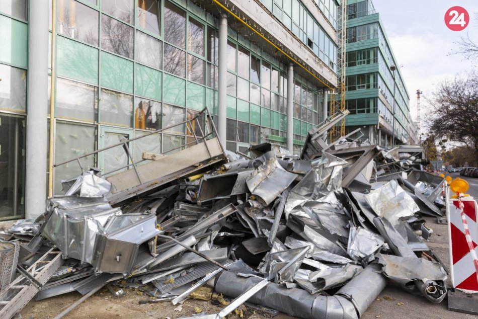 Ilustračný obrázok k článku Začalo sa búranie budovy Apollo Business Center 1, FOTO