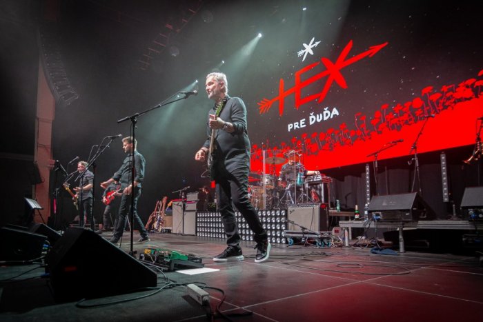 Ilustračný obrázok k článku Emotívny koncert Hexu pre Ďuďa a k 30. výročiu: Zahrali mu mnohí hudobníci, FOTO