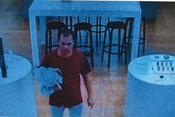 Ilustračný obrázok k článku Nepoznáte tohto muža? Zo žilinského obchodu si odniesol iPhone bez platenia