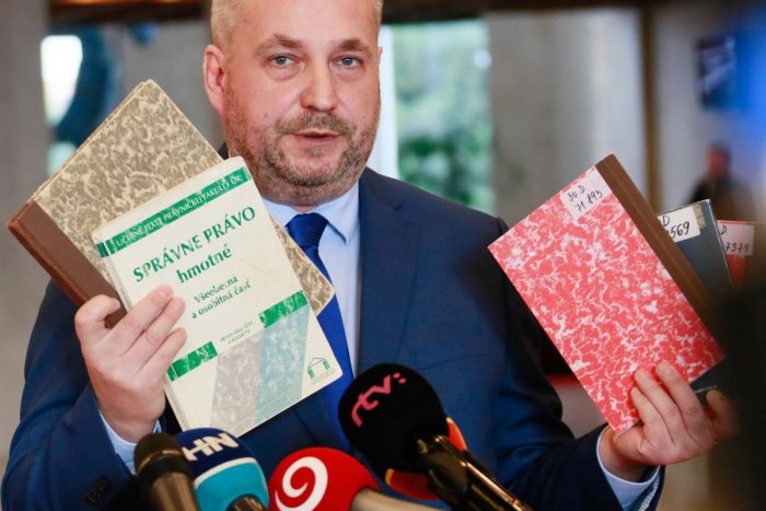 Ilustračný obrázok k článku Poslanec Dostál: Plagiátor Andrej Danko „vlastnou hlavou” napísal len úvod a obsah rigorózky