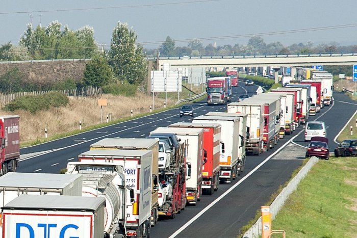 Ilustračný obrázok k článku SVET O SLOVENSKU: Pozor! Na českých hraniciach hrozia kilometrové kolóny