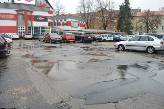 Ilustračný obrázok k článku Vodiči, pripravte sa na obmedzenia. Parkovisko na Námestí Slobody čakajú opravy