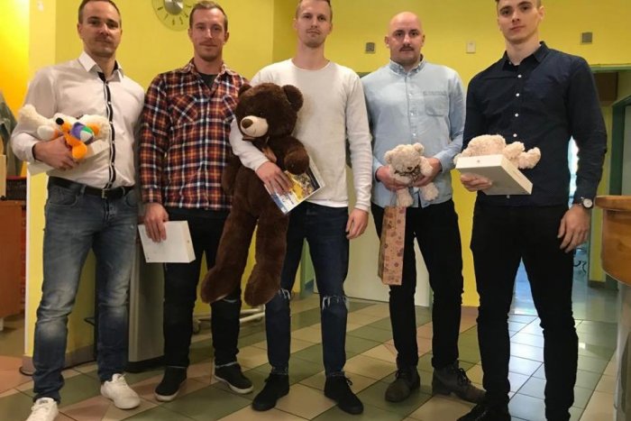 Ilustračný obrázok k článku Výnimočný hokejový zápas: Na pomoc chorým deťom nastúpi aj tréner mužstva a to nie je všetko