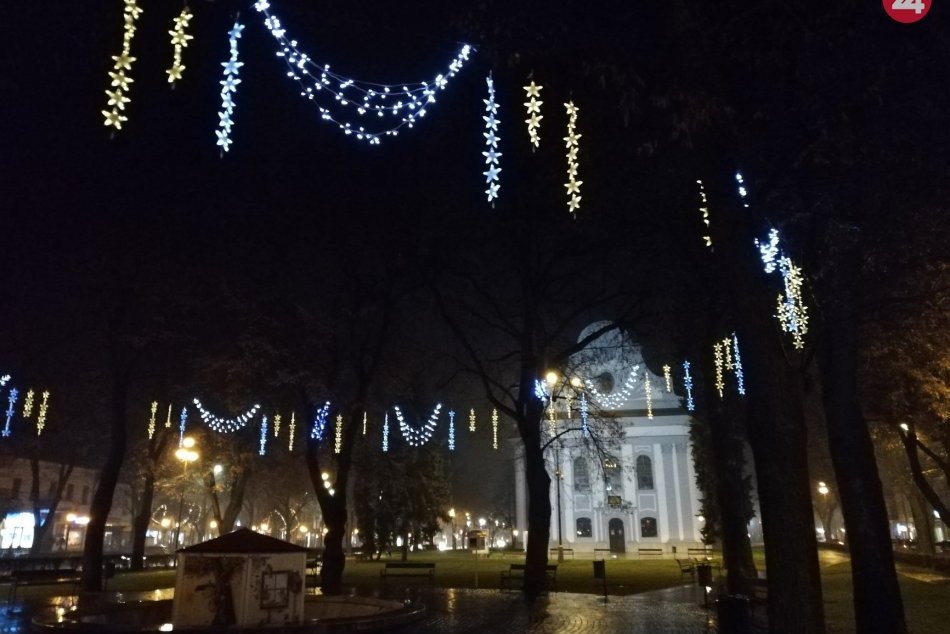 Ilustračný obrázok k článku Spišská začína žiť vianočnou atmosférou: Montovanie výzdoby je v plnom prúde, FOTO