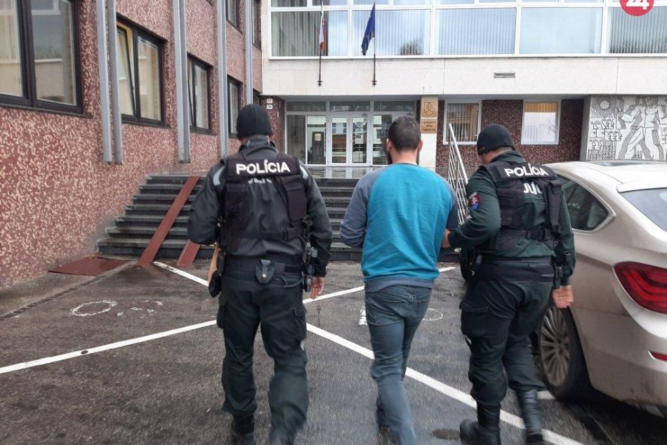 Ilustračný obrázok k článku Policajná naháňačka v Trenčíne: Erik (27) skúšal ujsť na dodávke a tiež behom, FOTO