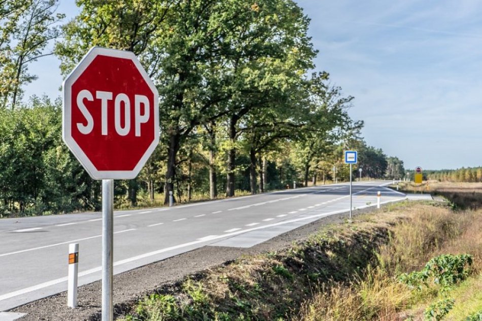 Ilustračný obrázok k článku Zmodernizovaná cesta medzi Malackami a Rohožníkom sa stáva cestou druhej triedy