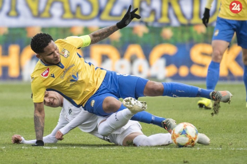 Ilustračný obrázok k článku Prehra so vztýčenou hlavou: Zápas proti Dunajskej Strede rozhodol jediný gól, FOTO