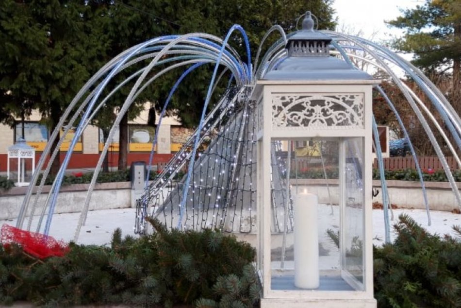 Ilustračný obrázok k článku Zapálenie prvej sviečky: Adventný veniec Moraviec prišiel posvätiť farár, FOTO