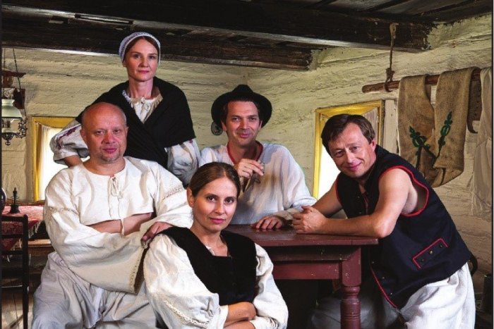 Ilustračný obrázok k článku Ťapákovci opäť na divadelných doskách: Už túto stredu v Zrkadlovom háji!