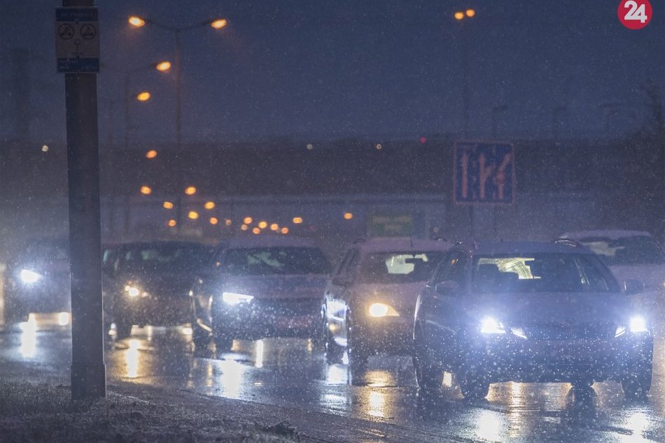 Ilustračný obrázok k článku Sneženie komplikuje dopravu v Bratislave: Tvoria sa kolóny, hlásené sú už aj nehody