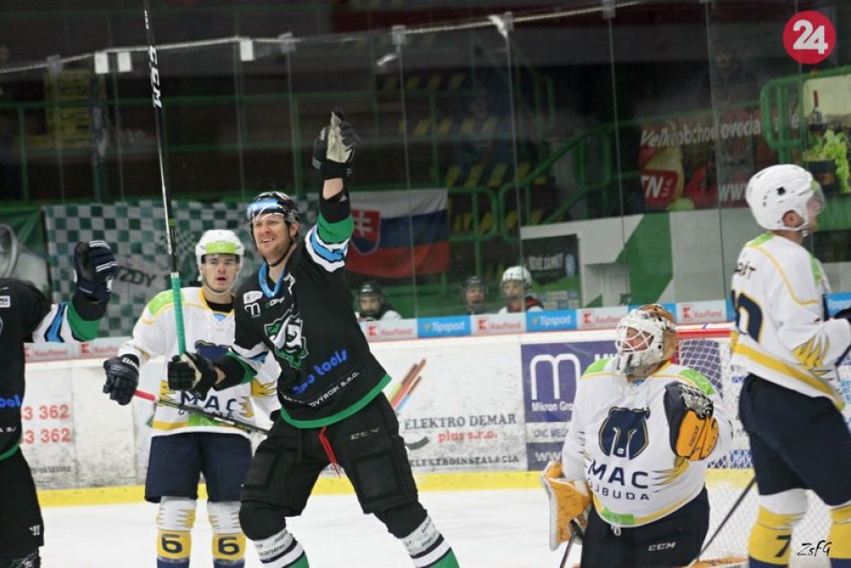 Ilustračný obrázok k článku Hokejisti Nových Zámkov uťali sériu prehier: Na domácom ľade pokorili Budapešť, FOTO