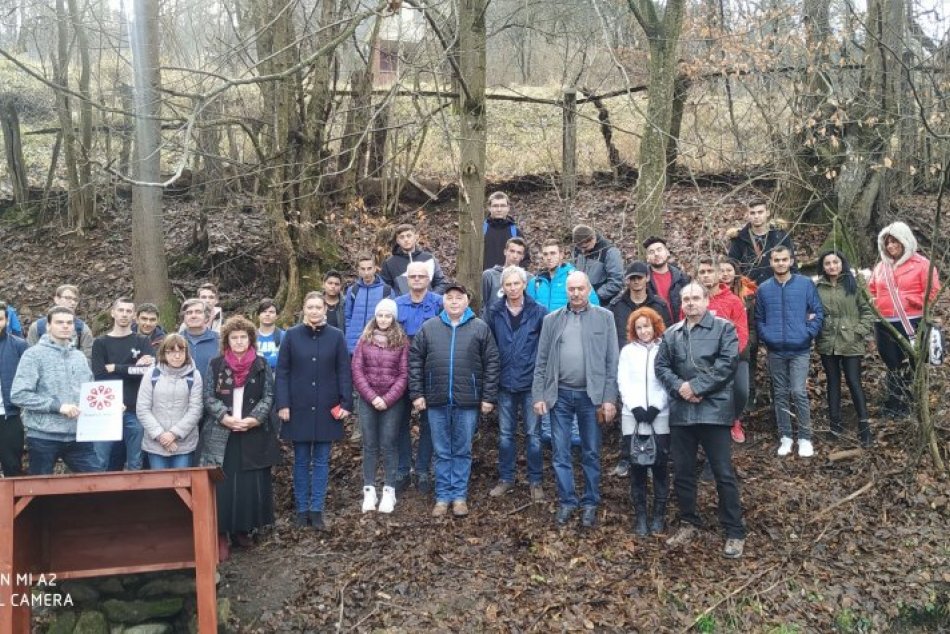 Ilustračný obrázok k článku Krásne, čo sa podarilo v Revúcej: Študenti zrevitalizovali zanedbané studničky, FOTO