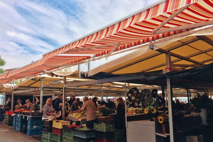 Ilustračný obrázok k článku Nové prístrešky stánkov na Trhovisku Žilinská sú nelegálne