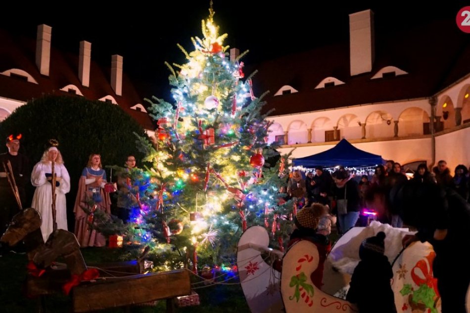 Ilustračný obrázok k článku Nádych Vianoc v predstihu: Topoľčianky zažili vianočné trhy, FOTO