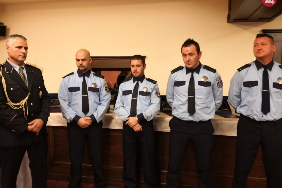 Ilustračný obrázok k článku Štyroch košických mestských policajtov ocenili za záchranu ľudských životov, FOTO