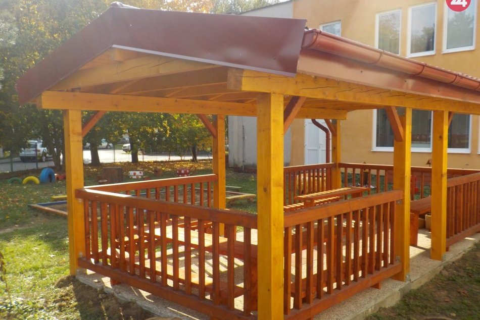 Ilustračný obrázok k článku Kvalitný altánok, ekohračky aj kŕmidlá: Škôlkári majú krajšie prostredie, FOTO