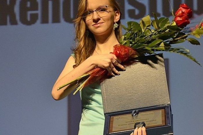 Ilustračný obrázok k článku Maturantka Slávka Jalčová má pred sebou veľkú budúcnosť: Talentu má na rozdávanie