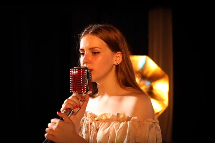 Ilustračný obrázok k článku Toto musíte vidieť a počuť! Talentovaná Rožňavčanka Miriam (18) má zlato v hrdle!