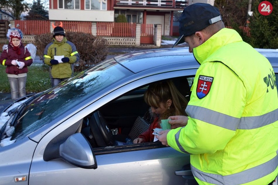 Ilustračný obrázok k článku Vodiči, nezľaknite sa. Mikuláš „úraduje“ aj na cestách s detskými pomocníkmi, FOTO