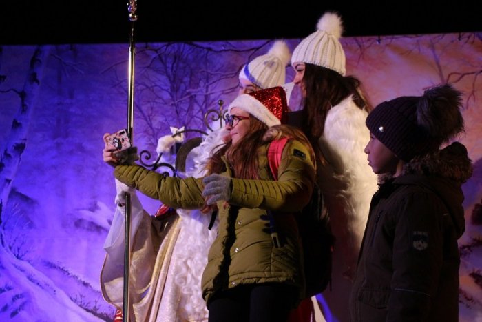 Ilustračný obrázok k článku Rozsvietený stromček aj selfie s Mikulášom: ATMOSFÉRA v žiarskom centre