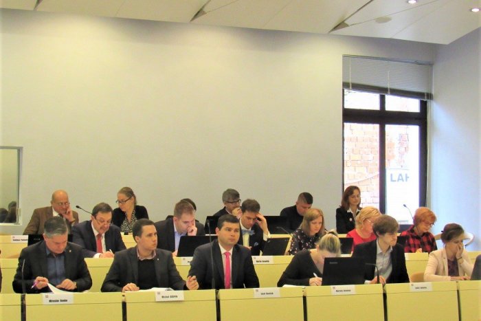 Ilustračný obrázok k článku Odhadovaný výpadok je kvôli kríze vysoký: Poslanci schválili úsporu v rozpočte