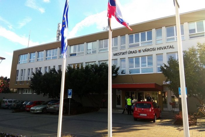 Ilustračný obrázok k článku Radnica v Štúrove rieši len nevyhnutné prípady, Vadaš bude čoskoro úplne zavretý