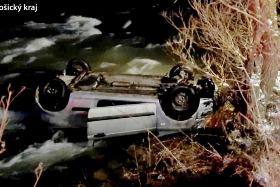 Ilustračný obrázok k článku Auto s mladíkmi skončilo na streche v Hornáde za ťahanovským tunelom, FOTO