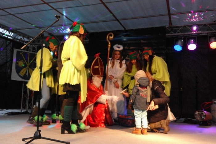 Ilustračný obrázok k článku Večanov navštívil Mikuláš: Nechýbala ani jeho veselá družina, FOTO