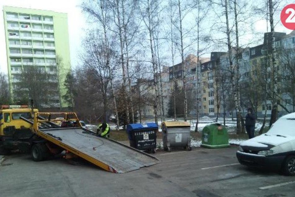 Ilustračný obrázok k článku Odťahovka mala prácu v Podháji aj Sásovej. Z bystrických ulíc zmizli ďalšie vraky, FOTO