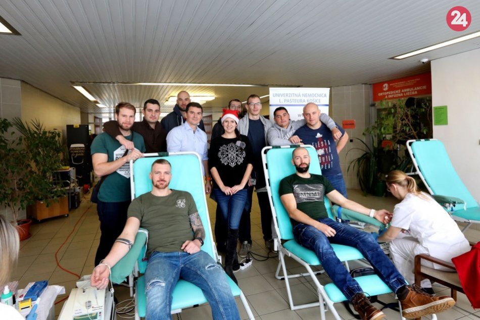 Ilustračný obrázok k článku Do Mikulášskej kvapky krvi sa zapojili hádzanári z tímu Košice Crows, FOTO