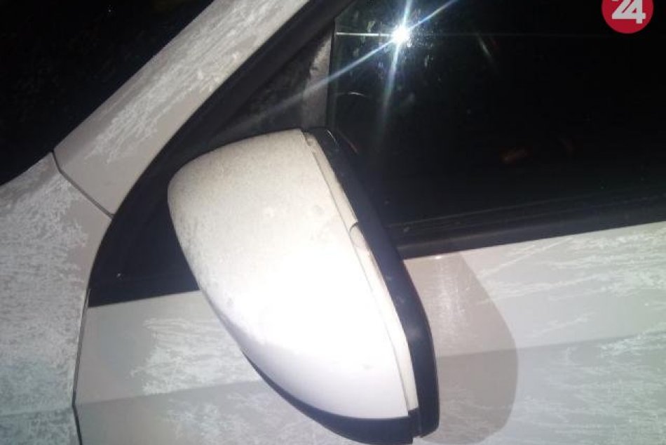 Ilustračný obrázok k článku Nepochopiteľné vyčíňanie vandalov: Kopali do áut a trhali spätné zrkadlá, FOTO