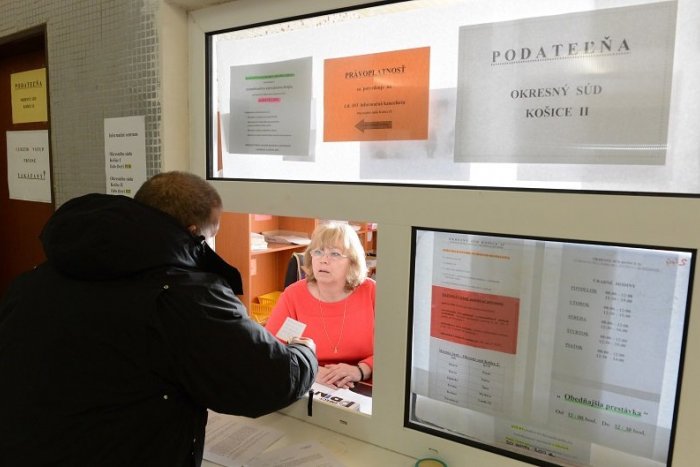 Ilustračný obrázok k článku 9-tisícová armáda úradníkov nie je "odpadovým košom", tvrdí Richter. Toto ich čaká